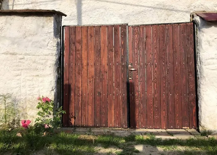 Kakukkfu Barlang-vendeghaz Lodge *